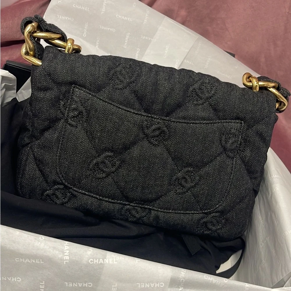 Chanel Black Quilted Shoulder Bag | BRAND NEW NEVER USED - Picture 2 of 3